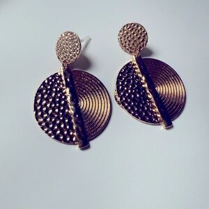 Elegant Gold Textured Earrings